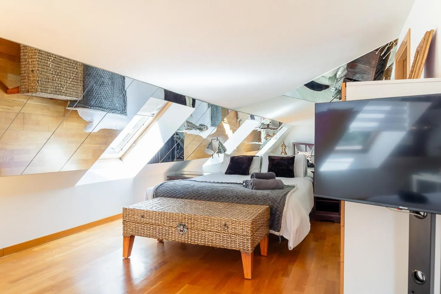 Apartment Duplex Artistico Con Terrasa I 10 Min Del Centro I Andbnb Santa Coloma